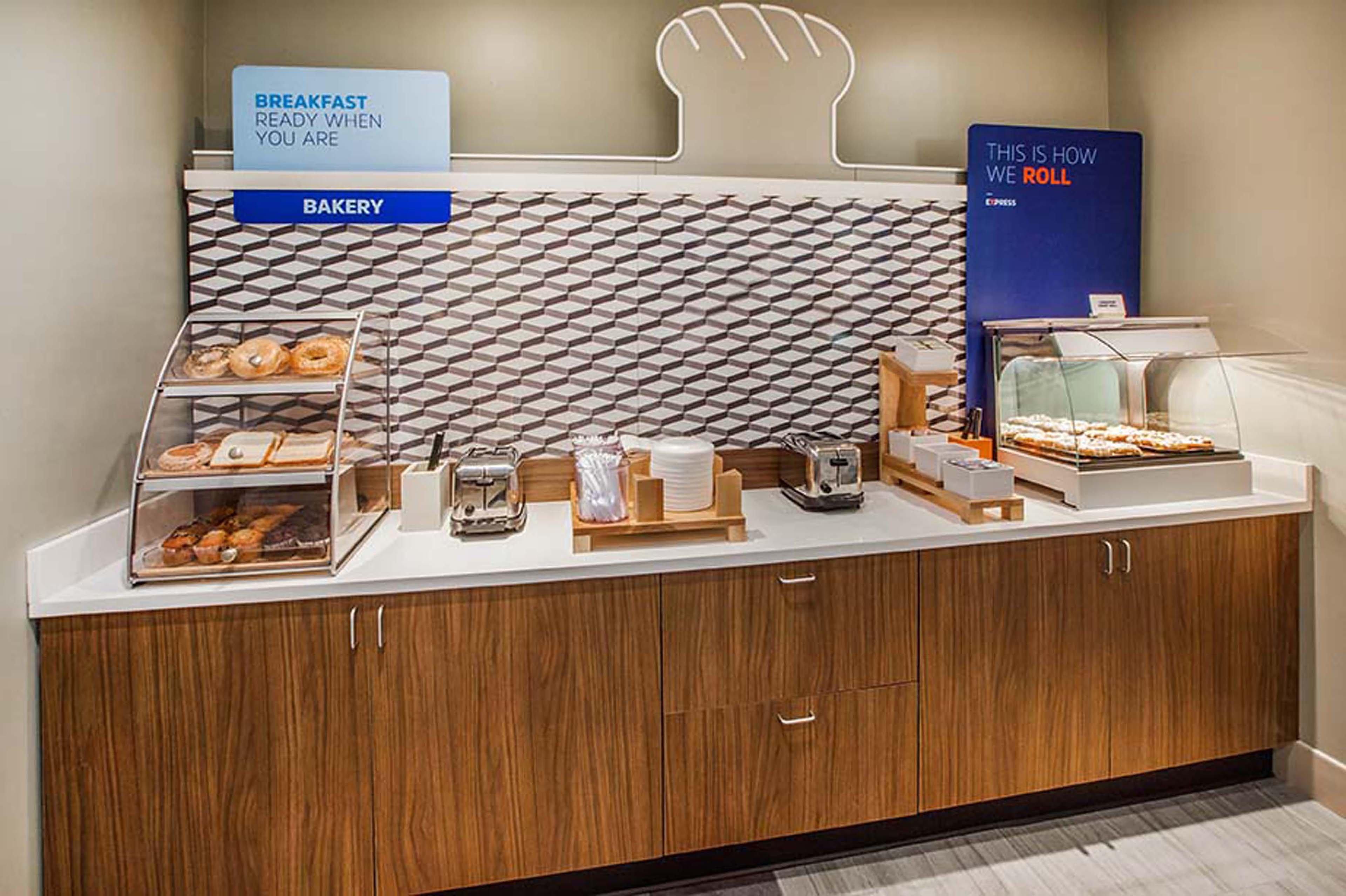 Holiday Inn Express & Suites By Ihg Altoona By Ihg Экстерьер фото