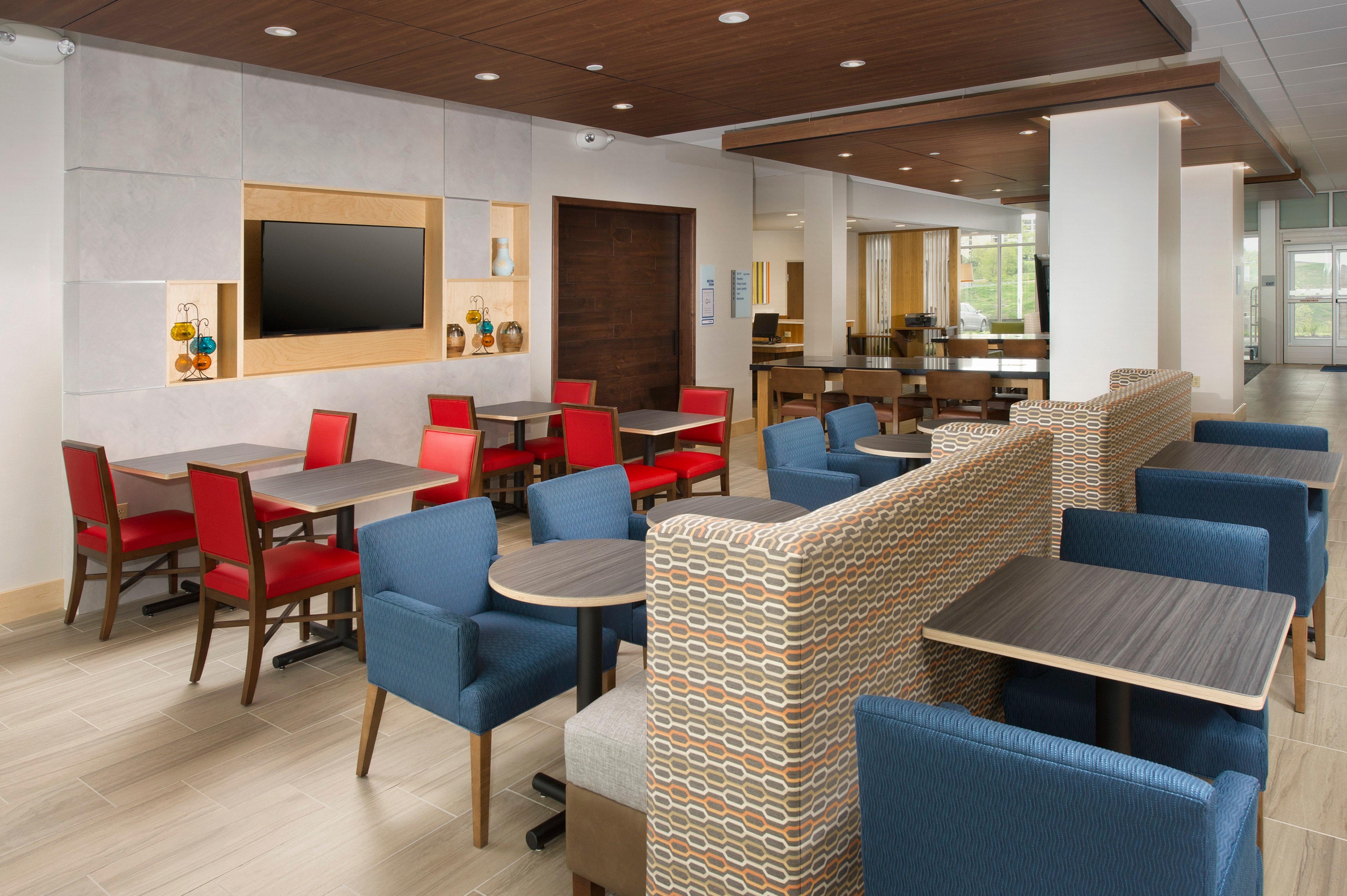 Holiday Inn Express & Suites By Ihg Altoona By Ihg Экстерьер фото