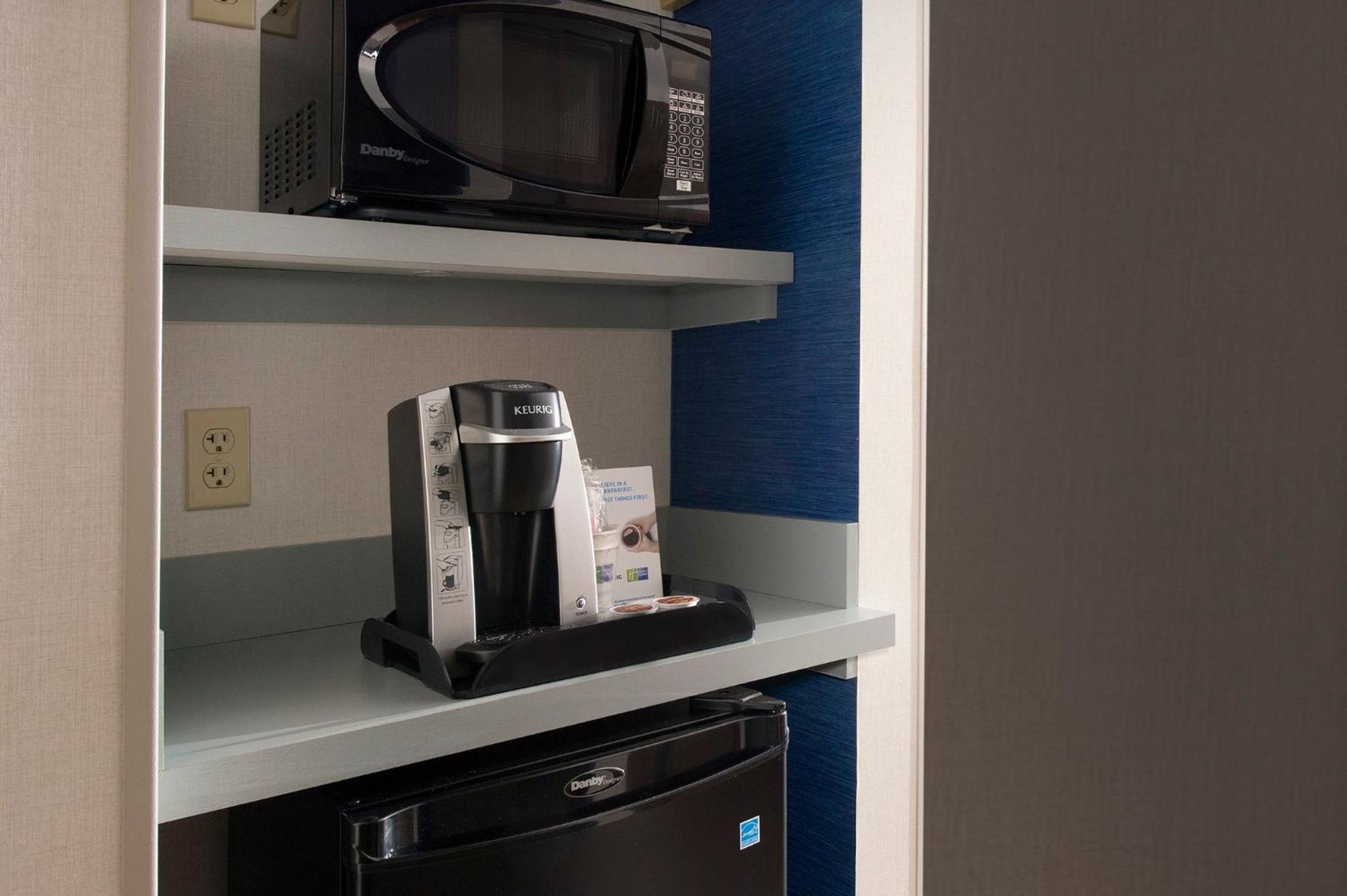 Holiday Inn Express & Suites By Ihg Altoona By Ihg Экстерьер фото