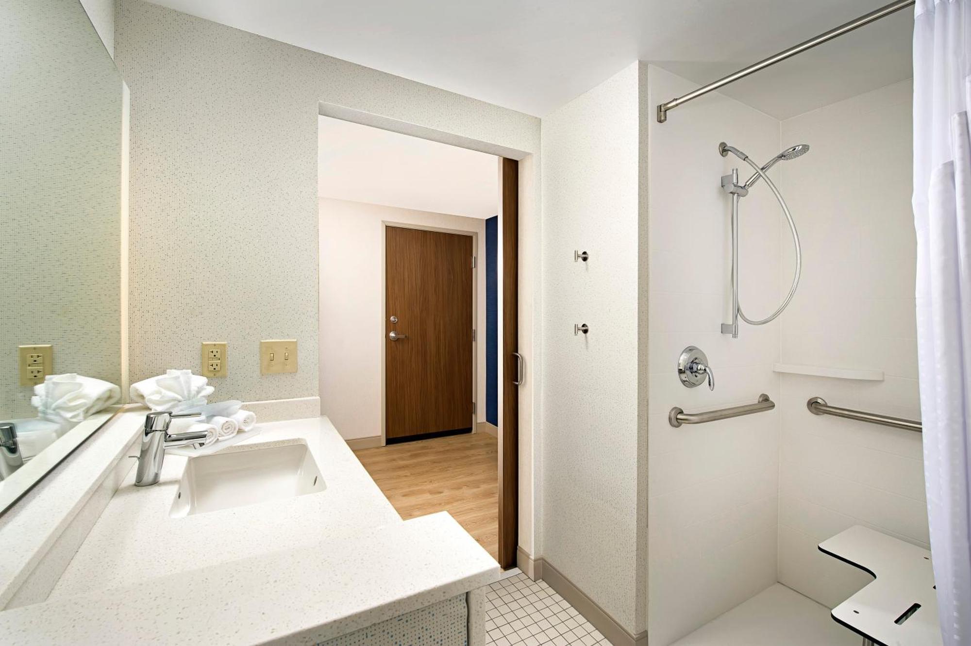 Holiday Inn Express & Suites By Ihg Altoona By Ihg Экстерьер фото