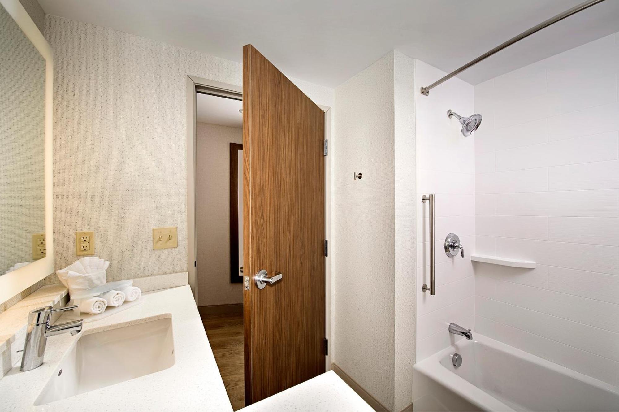 Holiday Inn Express & Suites By Ihg Altoona By Ihg Экстерьер фото